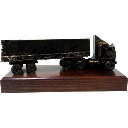 Figura Trailer camion sobre peana de madera para regalo homenaje